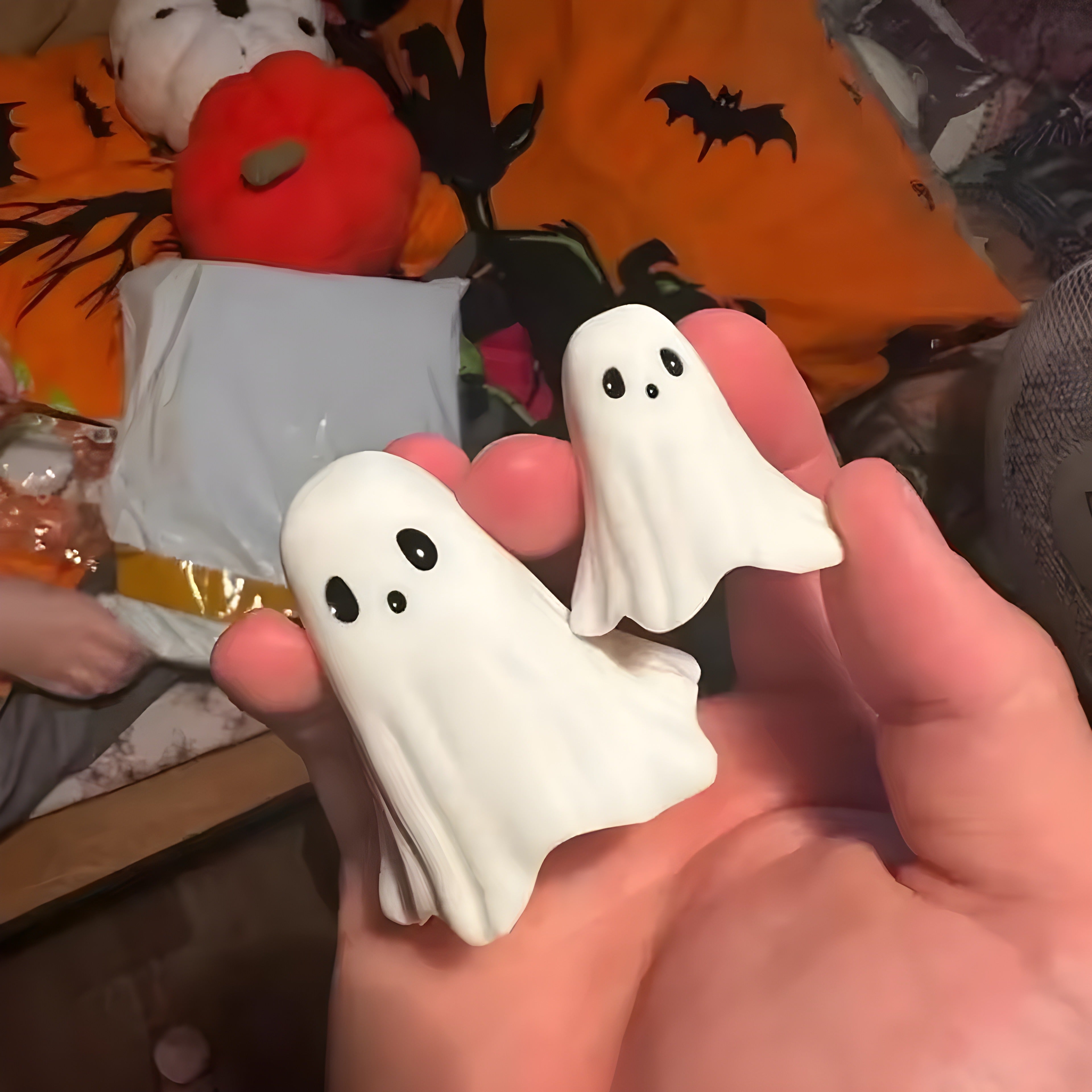 Funny Halloween Ghost Statue, Middle Finger Ghost Decoration, Cute Spooky Halloween Decor, Indoor Halloween Fireplace Ornament, Halloween Home Decoration